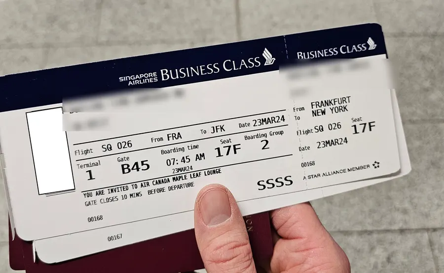 Eine echte Bordkarte für Singapore Airlines Business Class von Frankfurt nach New York. Name und Vielfliegernummer sind unkenntlich gemacht.