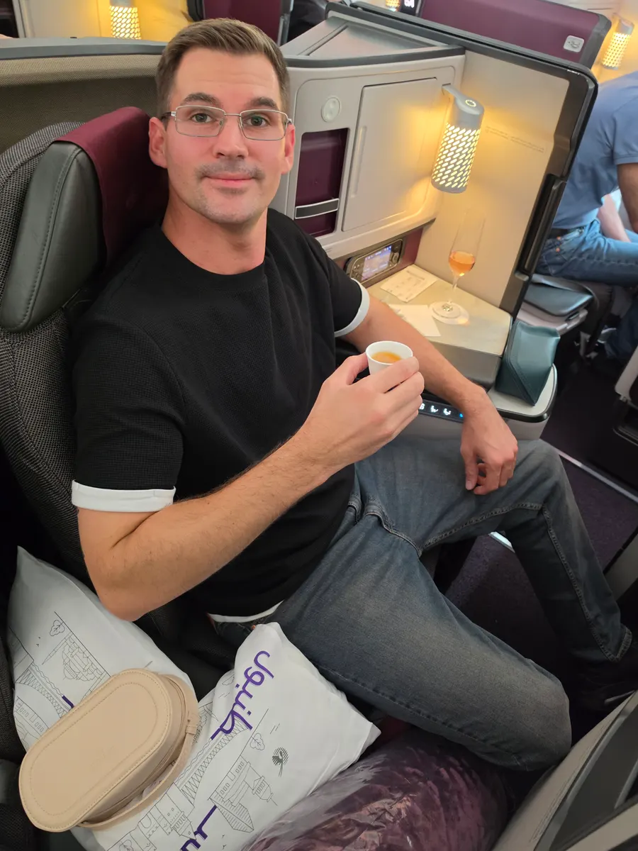 Timo im Business-Class-Sitz von Qatar Airways