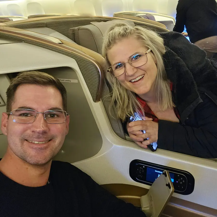 Timo und Janine machen ein Selfie in ihren Business Sitzen bei Singapore Airlines.